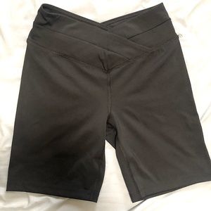 Cross waist biker shorts